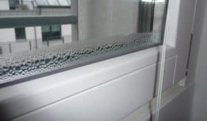 finestra con condensa causata da umidità