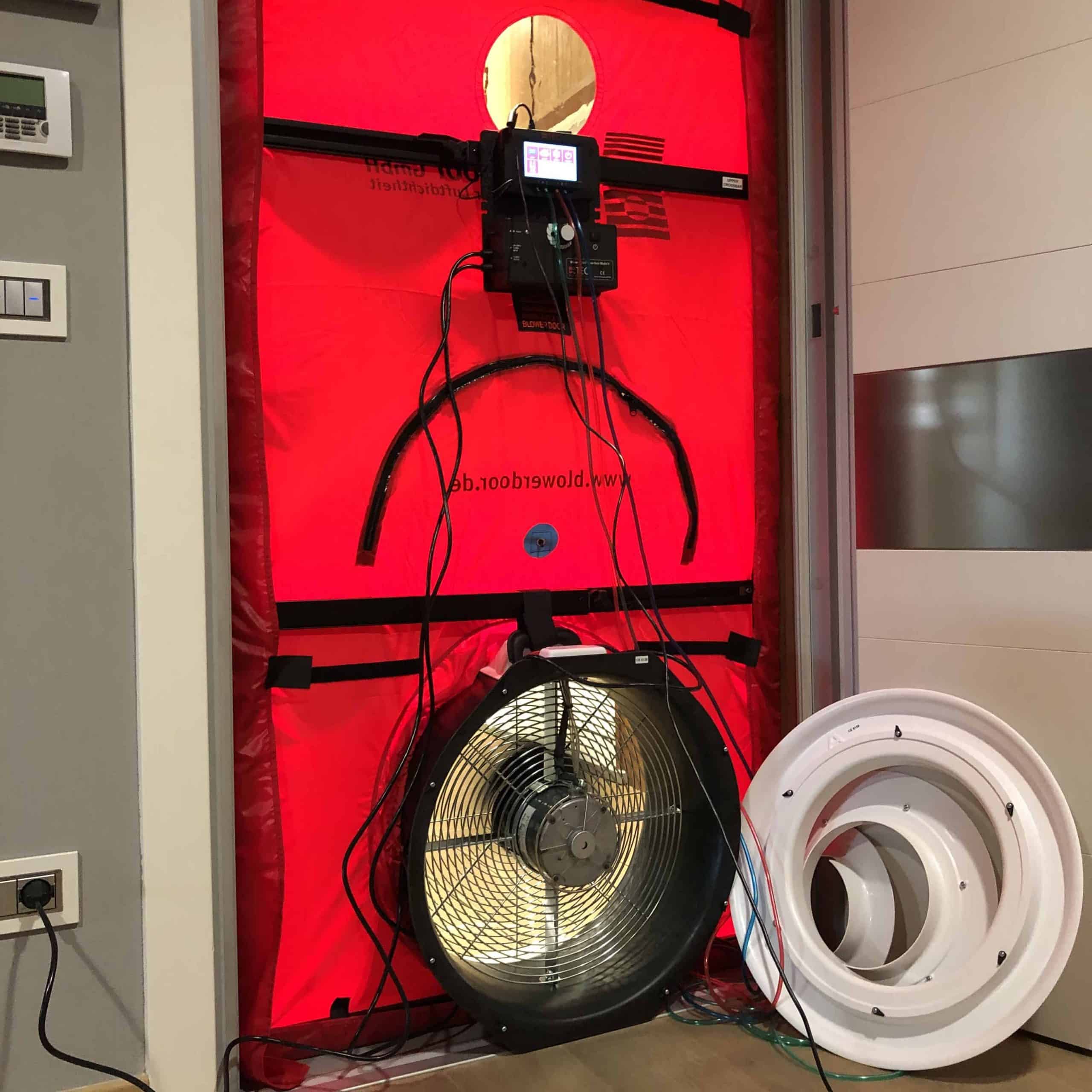 Installazione del bloweer door test in cantiere