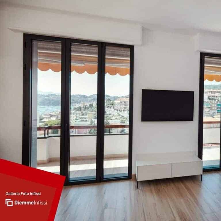 Con i nuovi infissi in alluminio questo attico a Lerici è stato letteralmente trasformato. Il design minimale spicca e dona tanta luce, l'isolamento termico è importantissimo e adatto a gestire anche il clima del golfo di Lerici con forte vento e precipitazioni importanti. [Scopri la Storia Diemme completa]