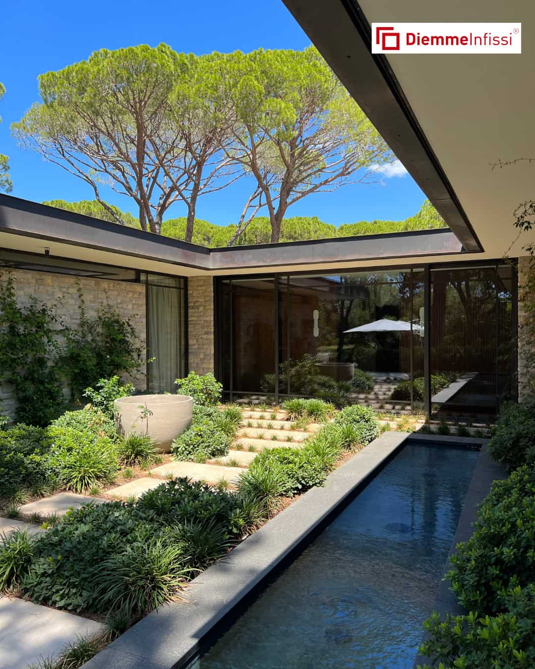 Grande vetrata in ottone