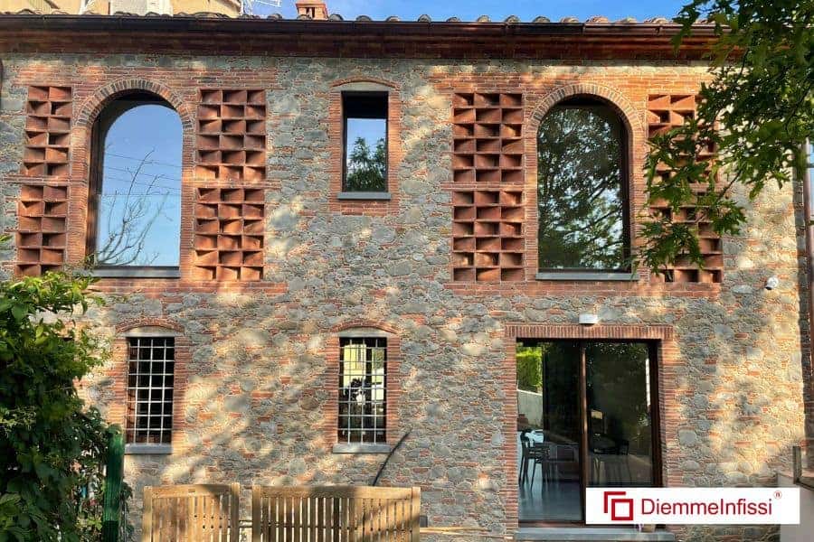 Foto rustico con infissi minimali in alluminio installati da Diemme Infissi, migliore azienda per ottenere infissi di qualità e ben installati a Lucca