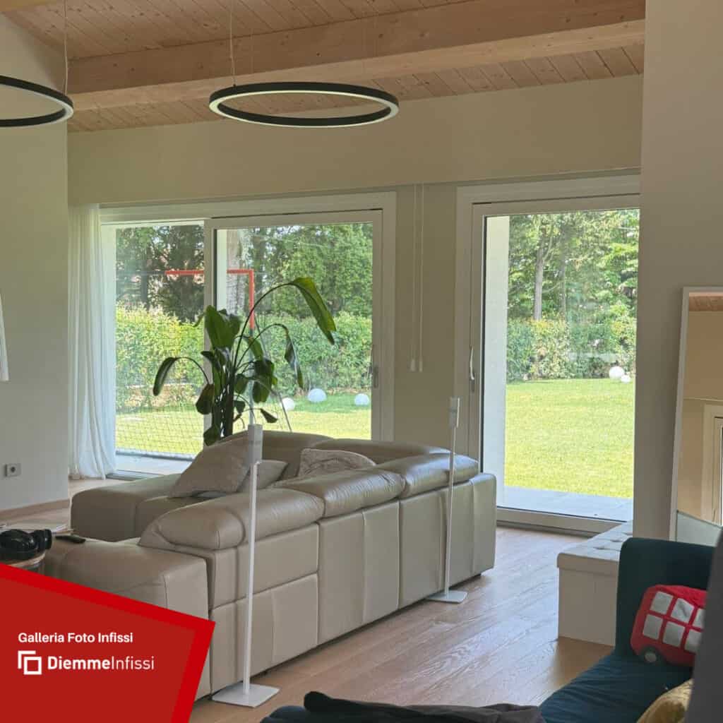 Foto soggiorno casa a Seina con grandi vetrate Portico trasformato in ambiente confortevole con infissi Internorm