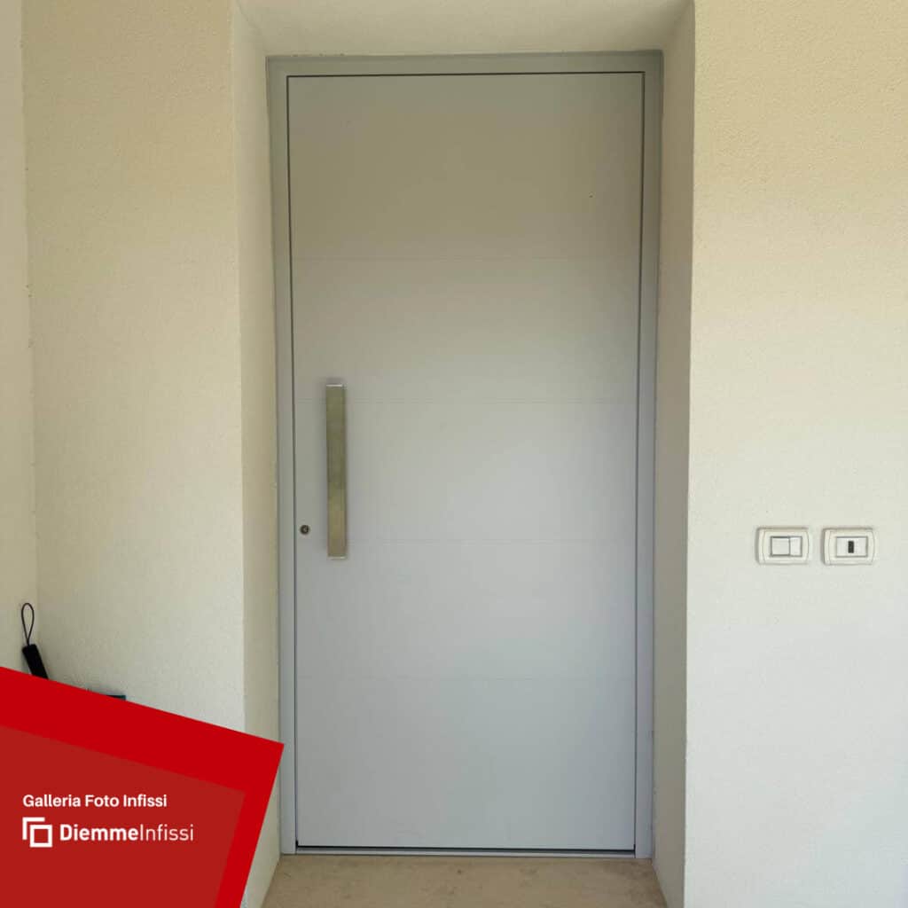 Foto porta blindata a Siena Foto porta blindata installata per una casa con portico chiuso da infissi Internorm