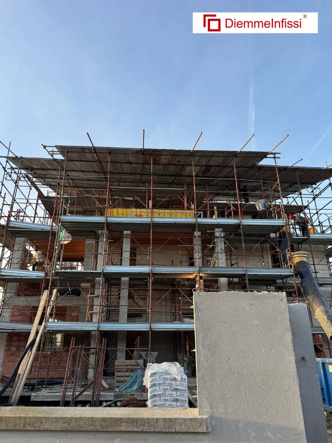 Foto cantiere per una villa a Forte dei Marmi con infissi Diemme Infissi