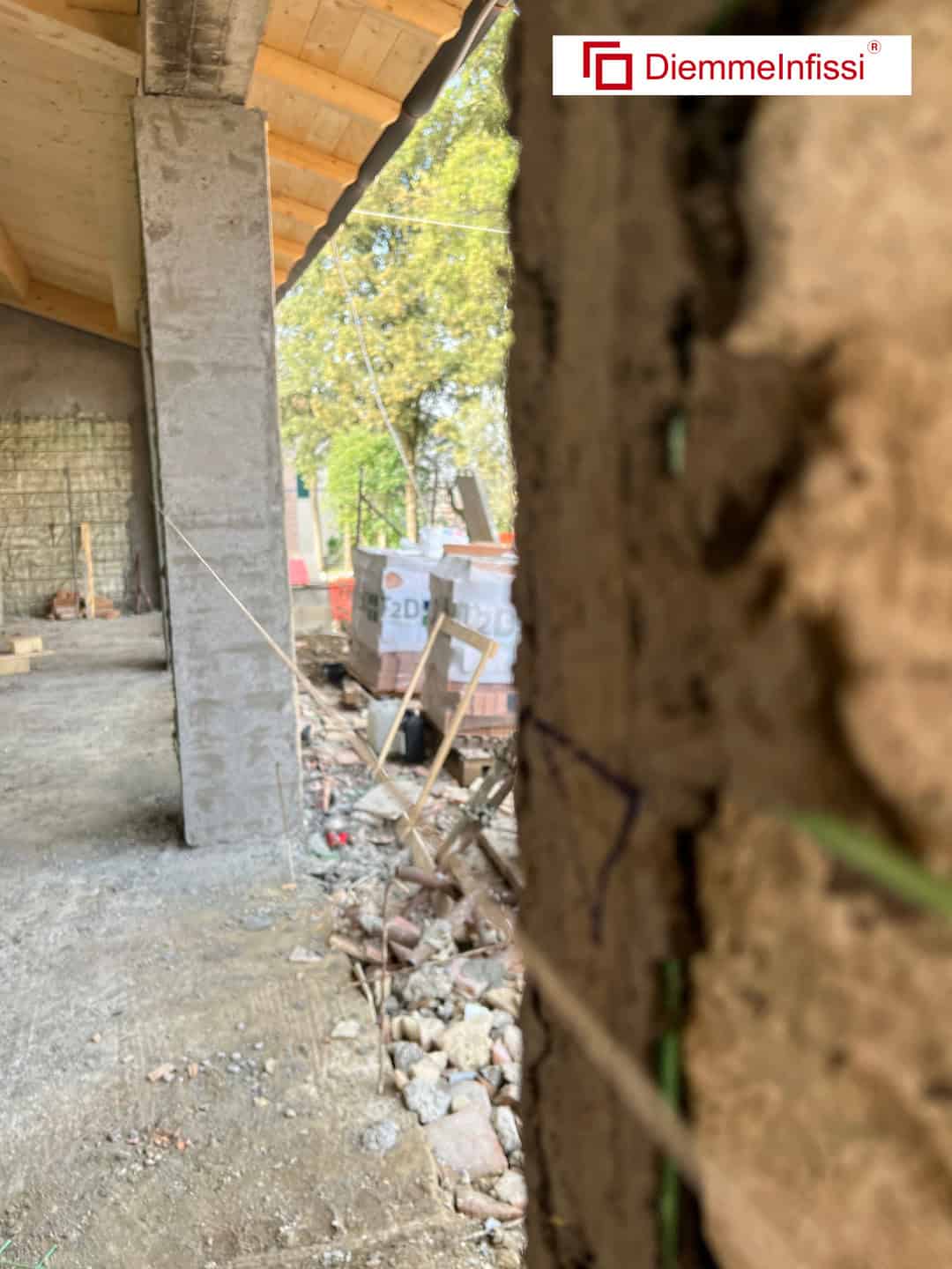 Predisposizione dei portici all'installazione dei grandi serramenti scorrevoli in un cantiere infissi a Siena