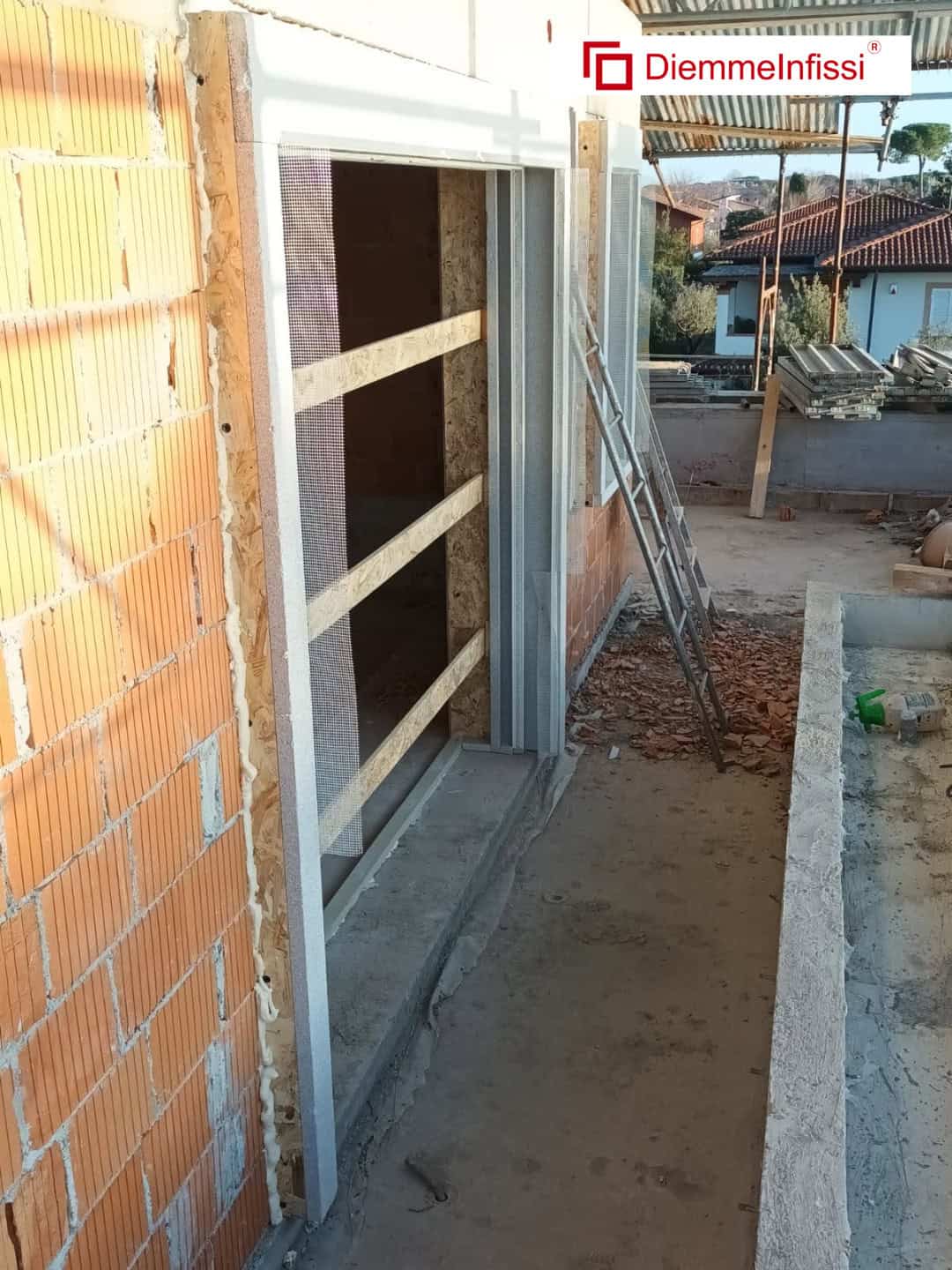 Progettazione e predisposizione controtelai per alloggiare infissi in legno alluminio per villa a Forte dei Marmi