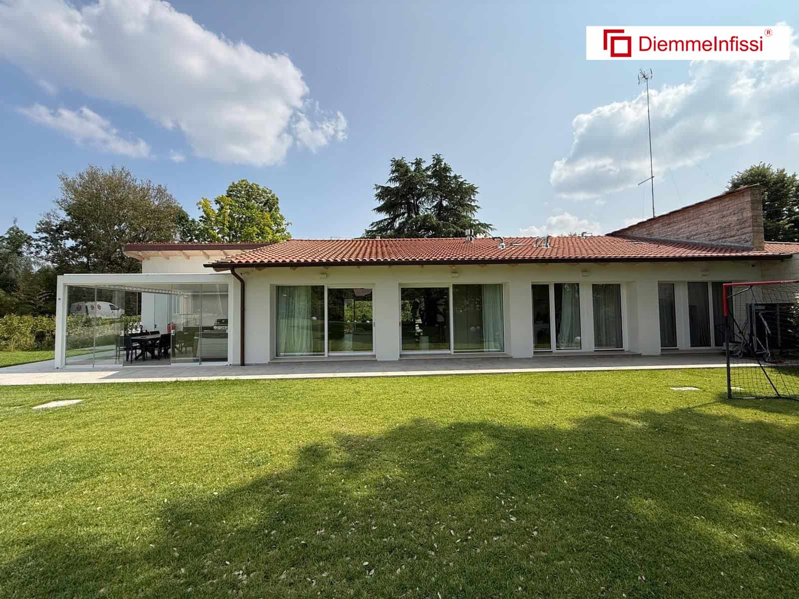 Casa a Siena con portico trasformato in ambiente interno con infissi Internorm Installadi da Diemme Infissi