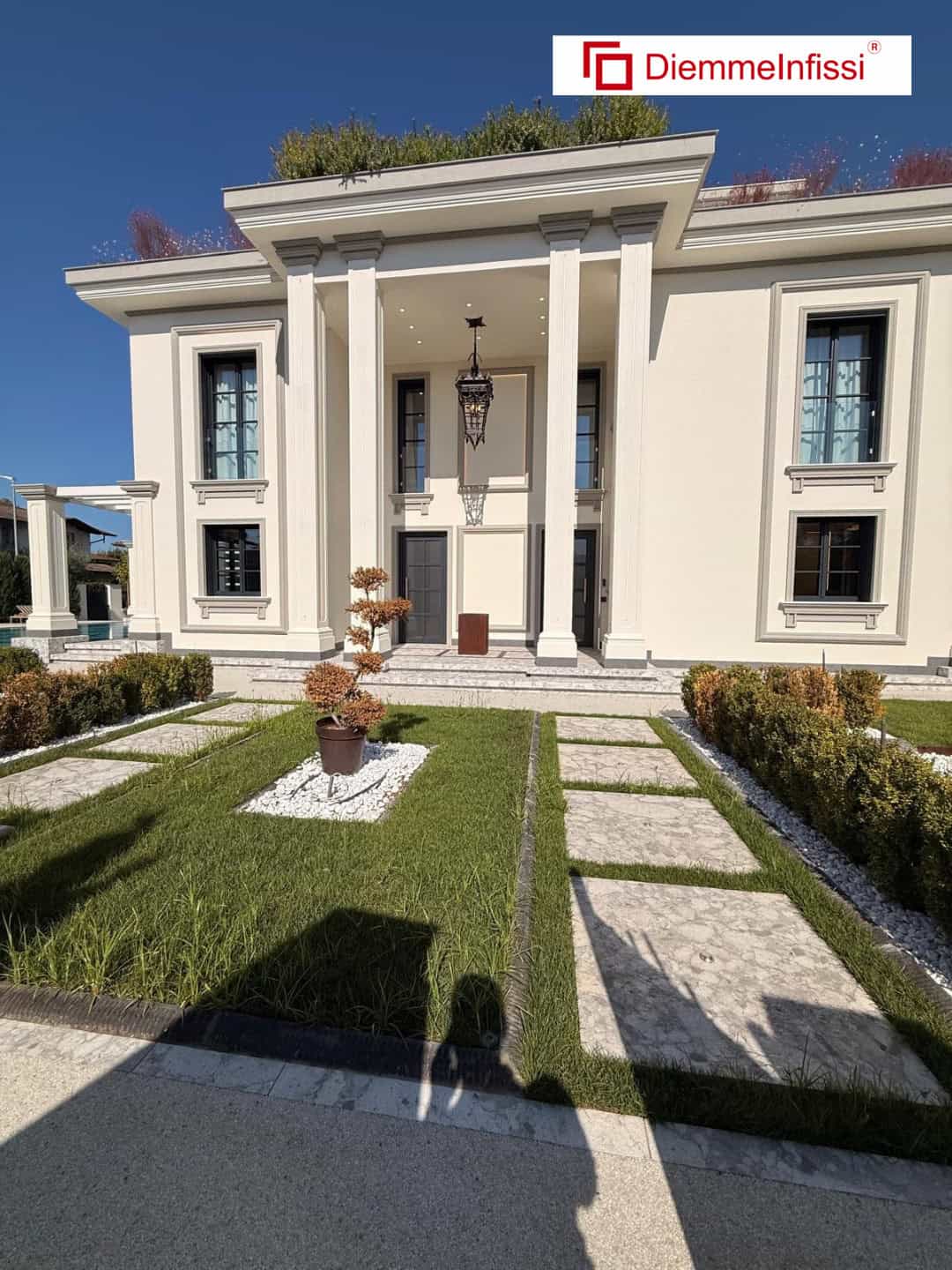 Villa a Forte dei Marmi con infissi in legno alluminio Diemme