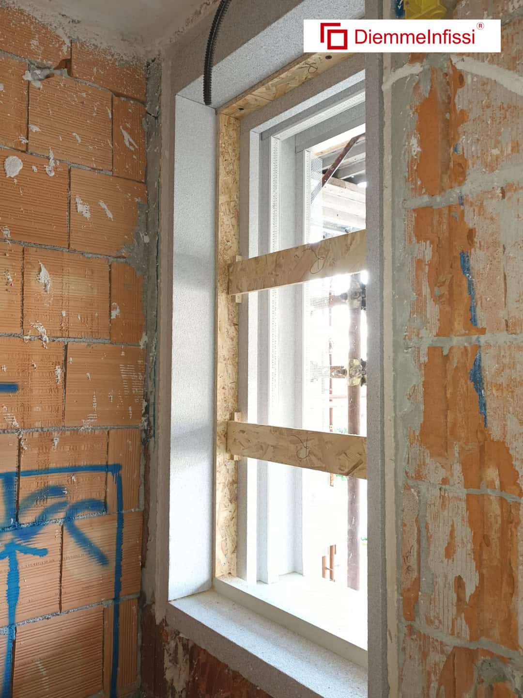 Controtelaio che ospiterà infissi in legno alluminio per una villa