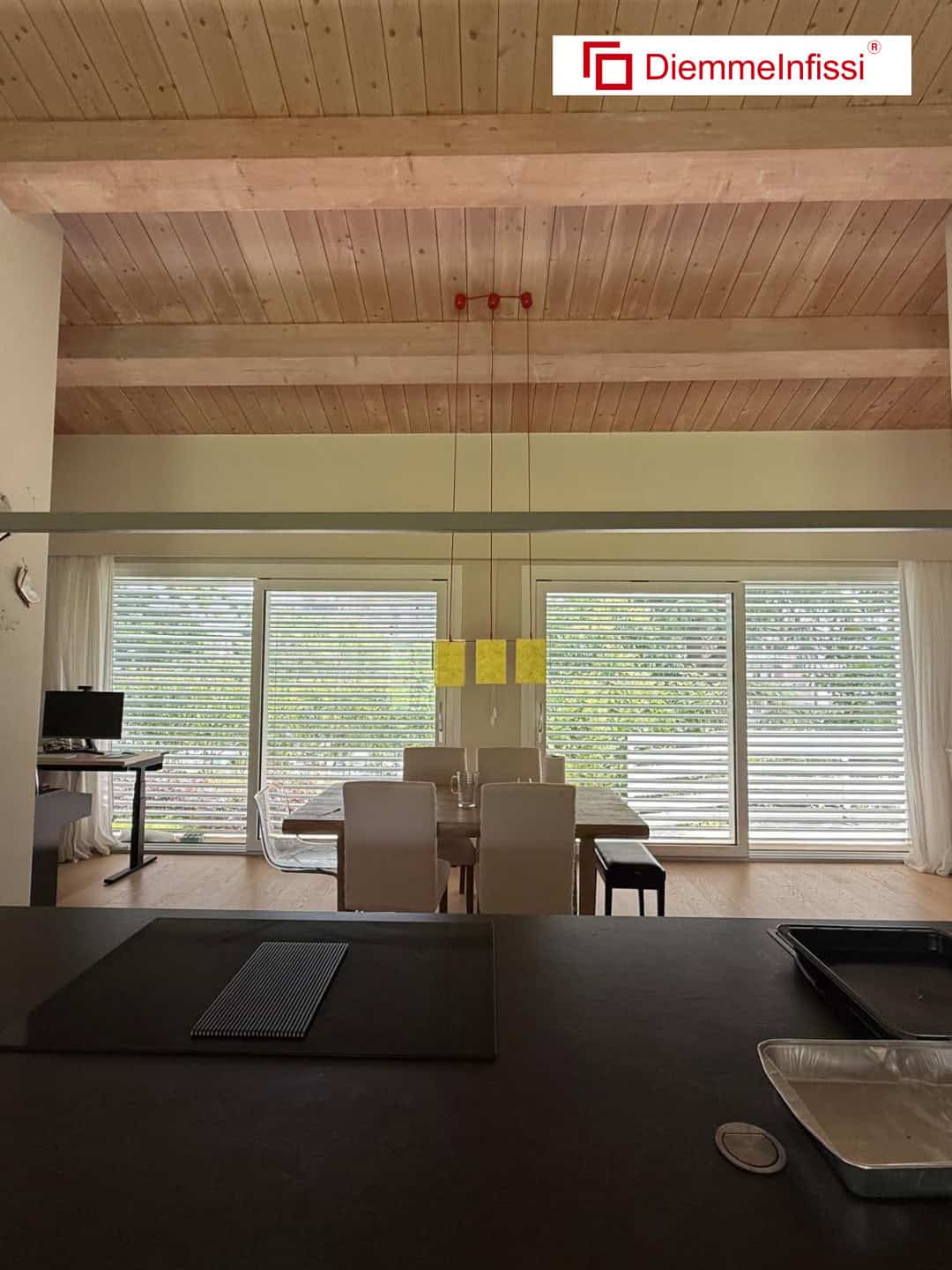 Foto dei grandi scorrevoli Internorm visti dall'interno di questa casa a Siena per la quale abbiamo chiuso un portico trasformandolo in ambiente abitabile