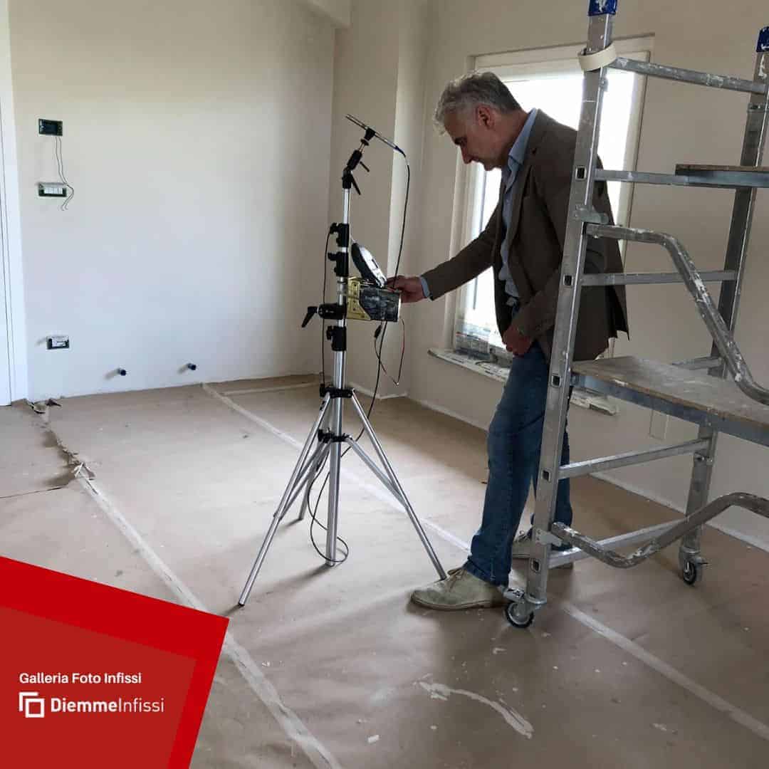 Foto tecnico acustico a lavoro su cantiere Diemme Infissi
