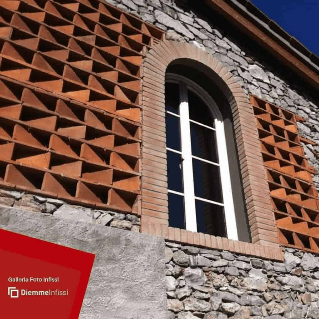 Finestre in PVC installate per un rustico a Borgo a Mozzano, Lucca